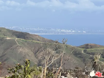 a view of a yard with a house