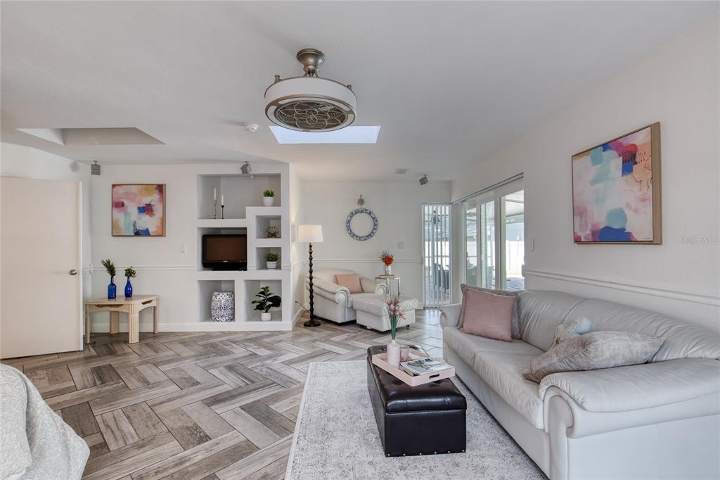 1127 Indigo Road Ormond Beach, FL 32174 - Photo 25 of 94 a living room with furniture and a flat screen tv