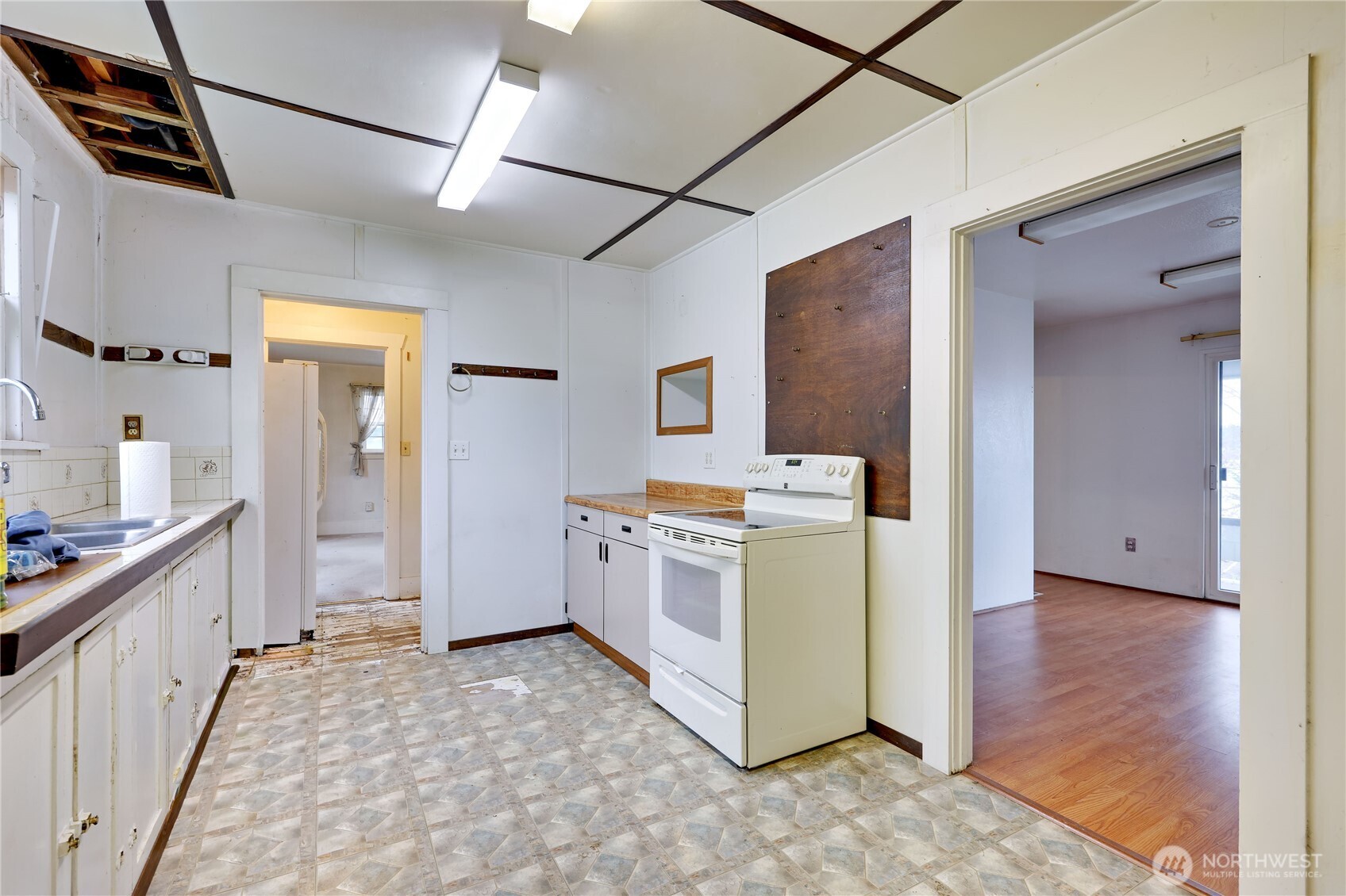 514 Shore Drive Bremerton, WA 98310 - Photo 17 of 40 a kitchen with a stove and a refrigerator