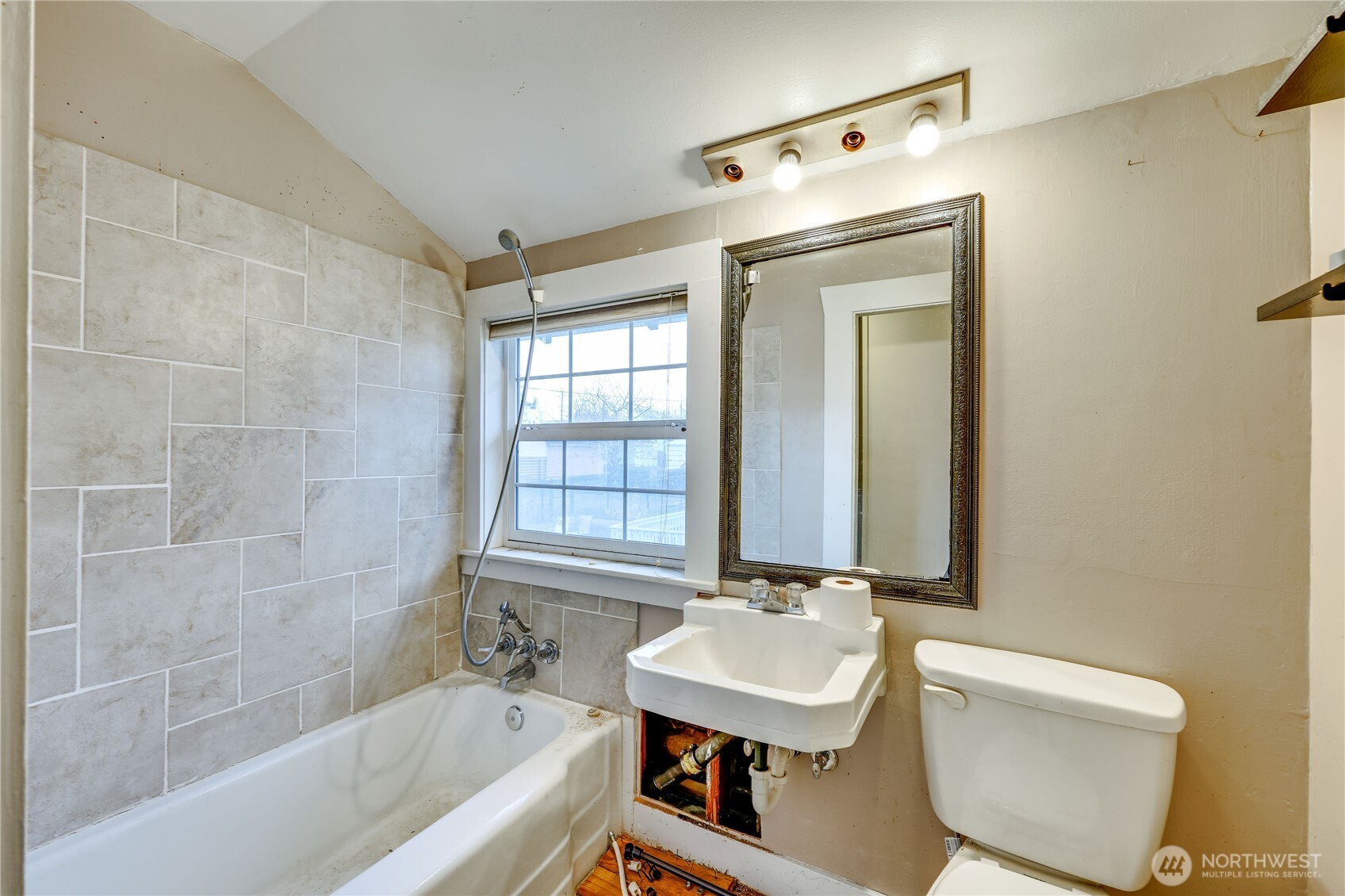 514 Shore Drive Bremerton, WA 98310 - Photo 24 of 40 a bathroom with a sink a toilet and bathtub