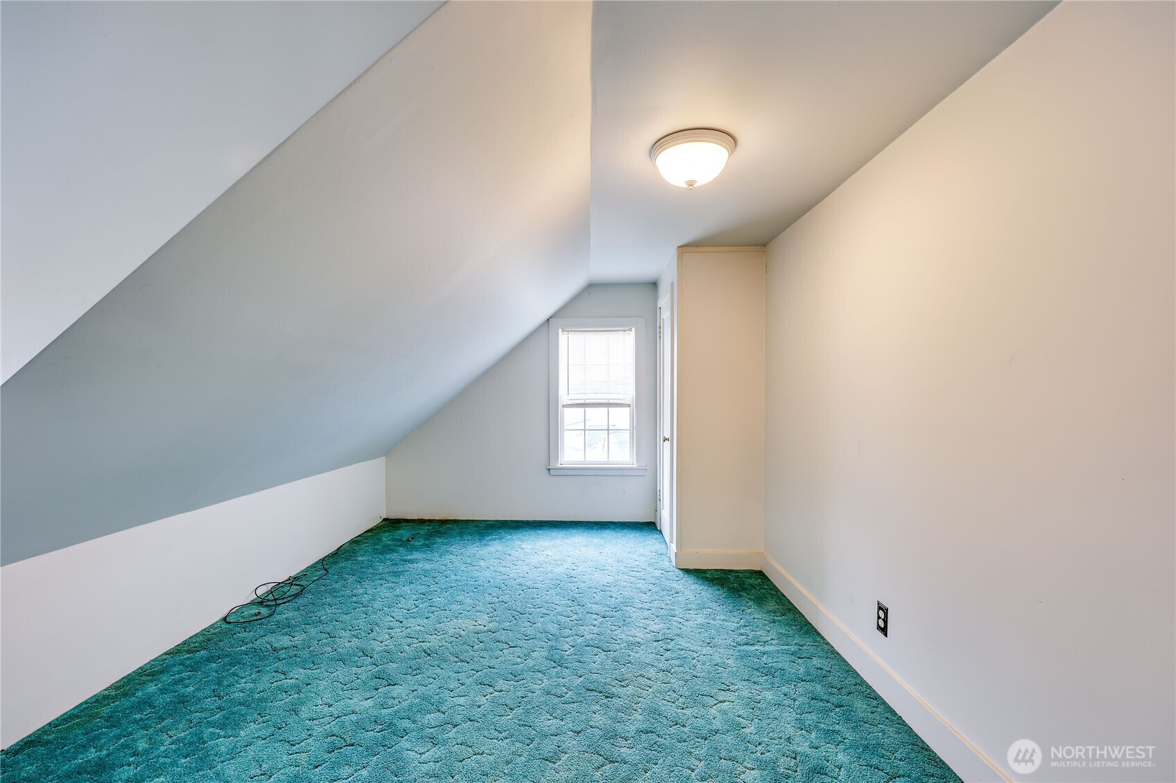 514 Shore Drive Bremerton, WA 98310 - Photo 25 of 40 a view of a big room with window