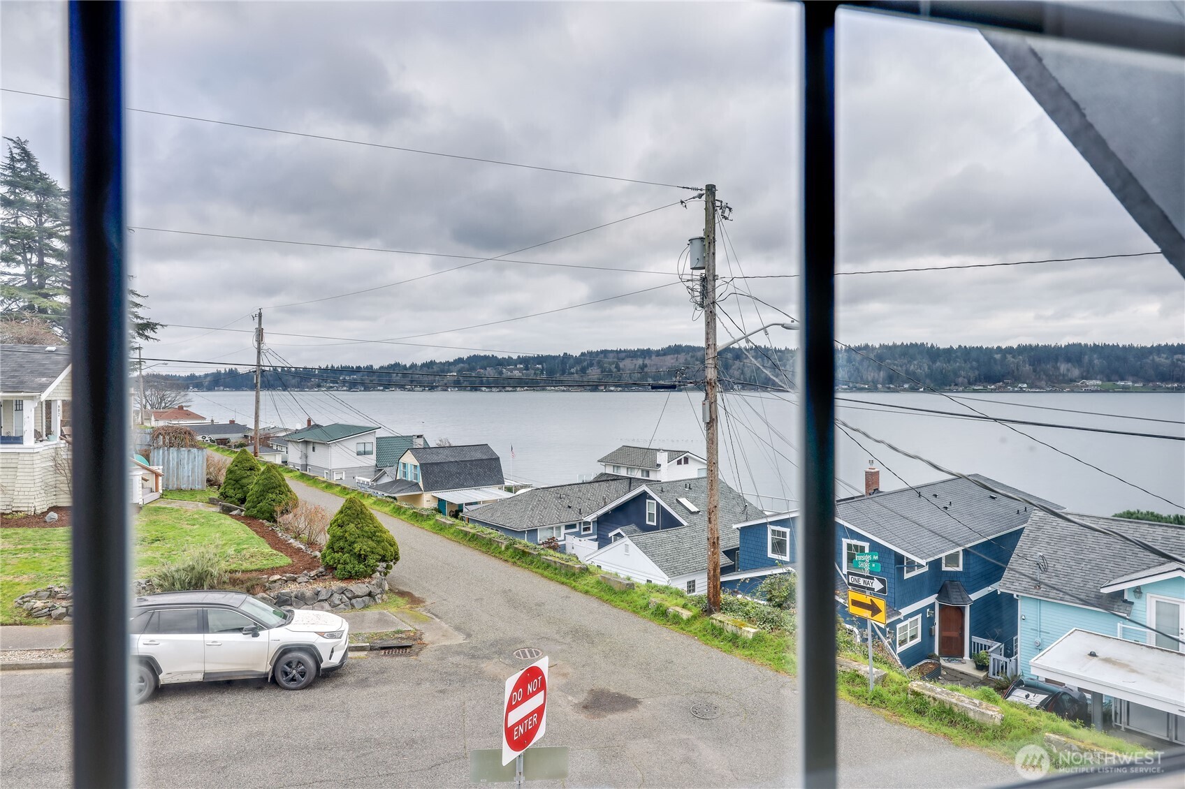 514 Shore Drive Bremerton, WA 98310 - Photo 27 of 40 a car parked on the side of a road