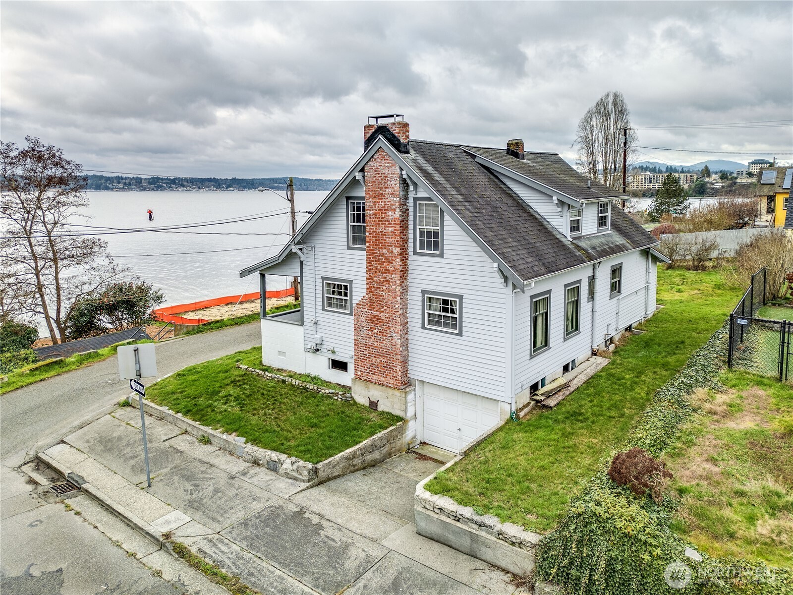 514 Shore Drive Bremerton, WA 98310 - Photo 6 of 40 a front view of a house with garden