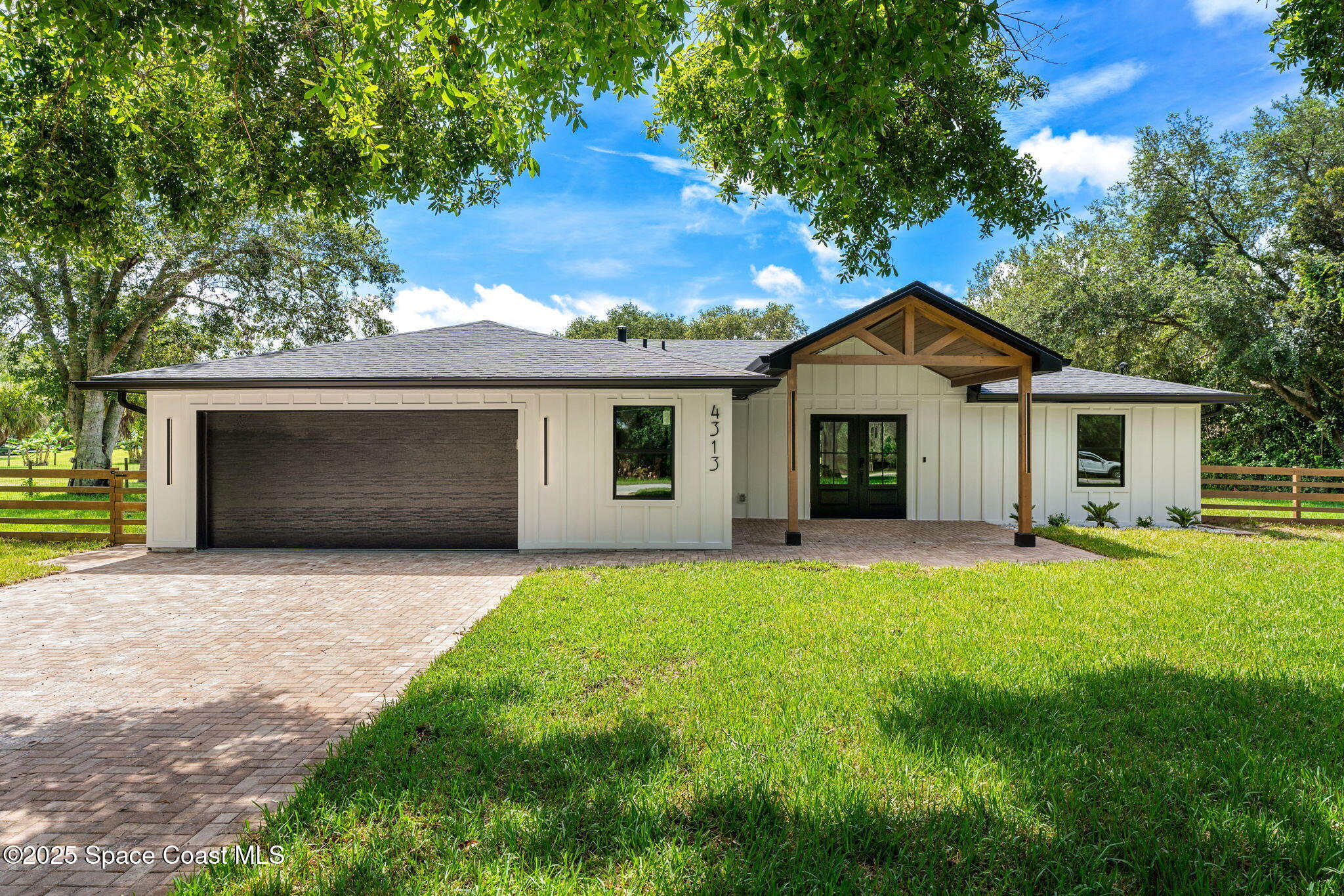 4313 Country Road Melbourne, FL 32934 - Photo 51 of 58 a front view of house with yard and green space