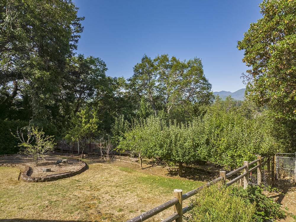 375 Oak Ranch Road Grants Pass, OR 97526 - Photo 41 of 57 a backyard of a house with yard and outdoor seating