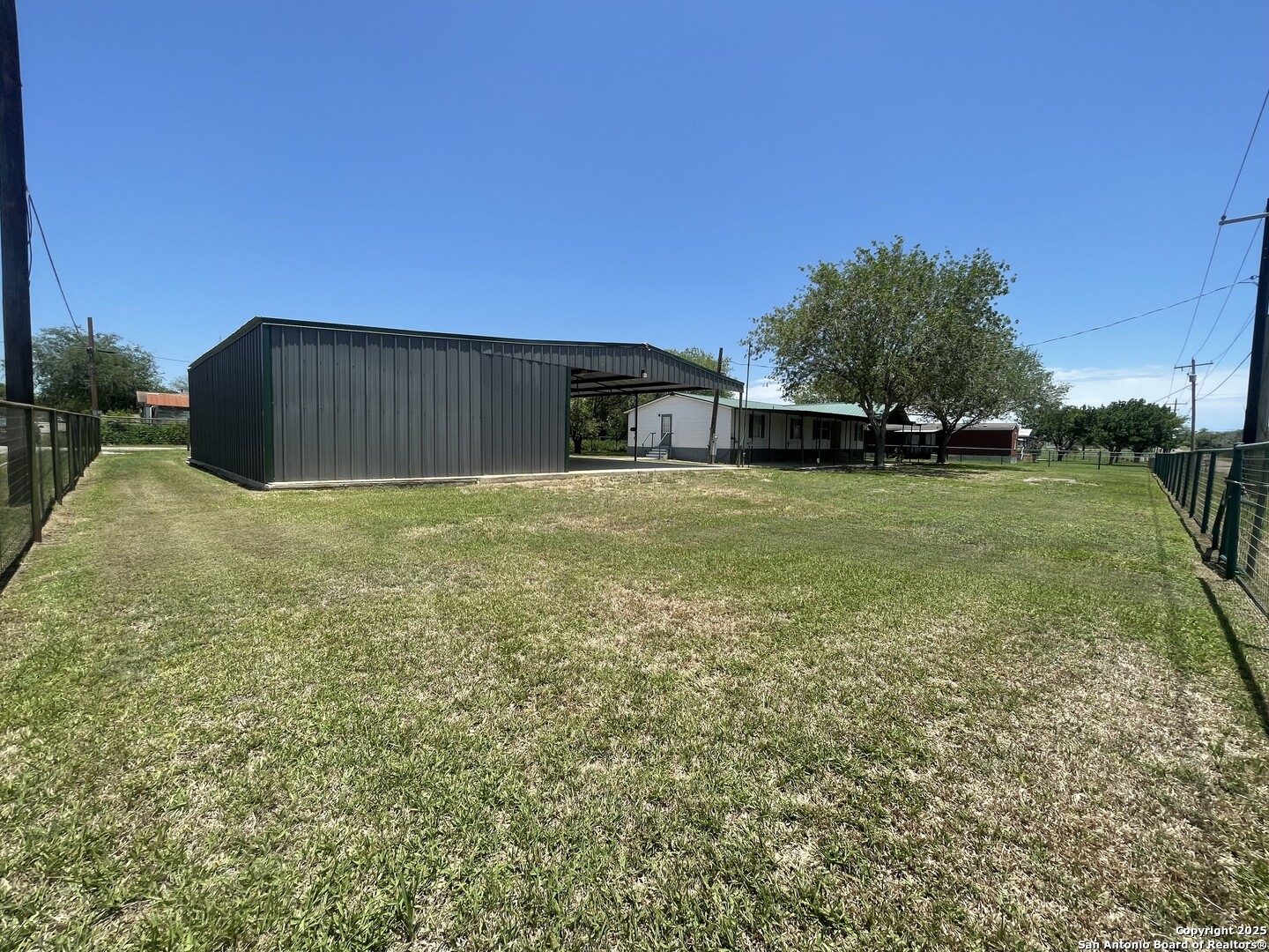 a view of a back yard