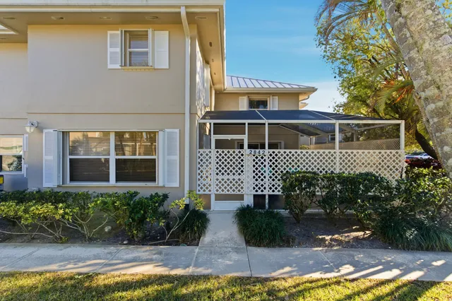 $325,000 | 2842 Southwest Lakemont Place, Palm City, FL 34990