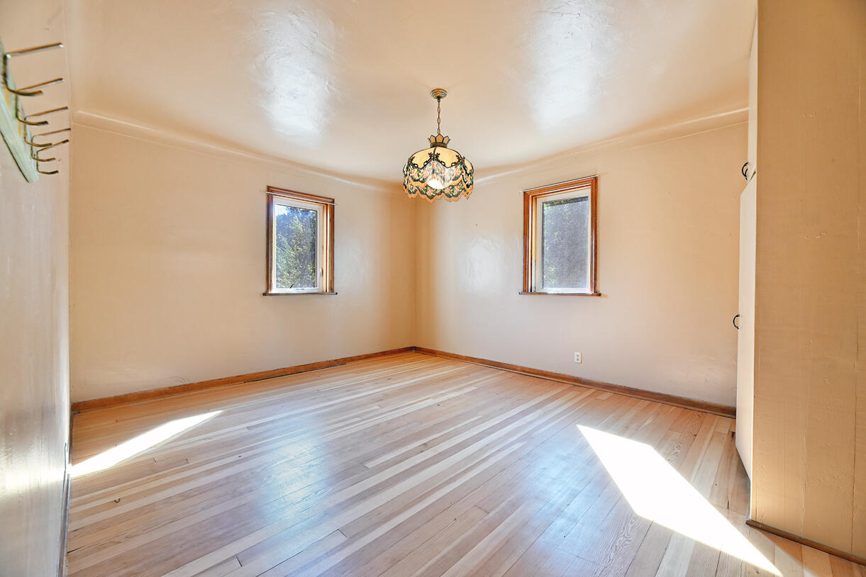 1040 Garner Road Cave Junction, OR 97523 - Photo 17 of 50 Bedroom 2