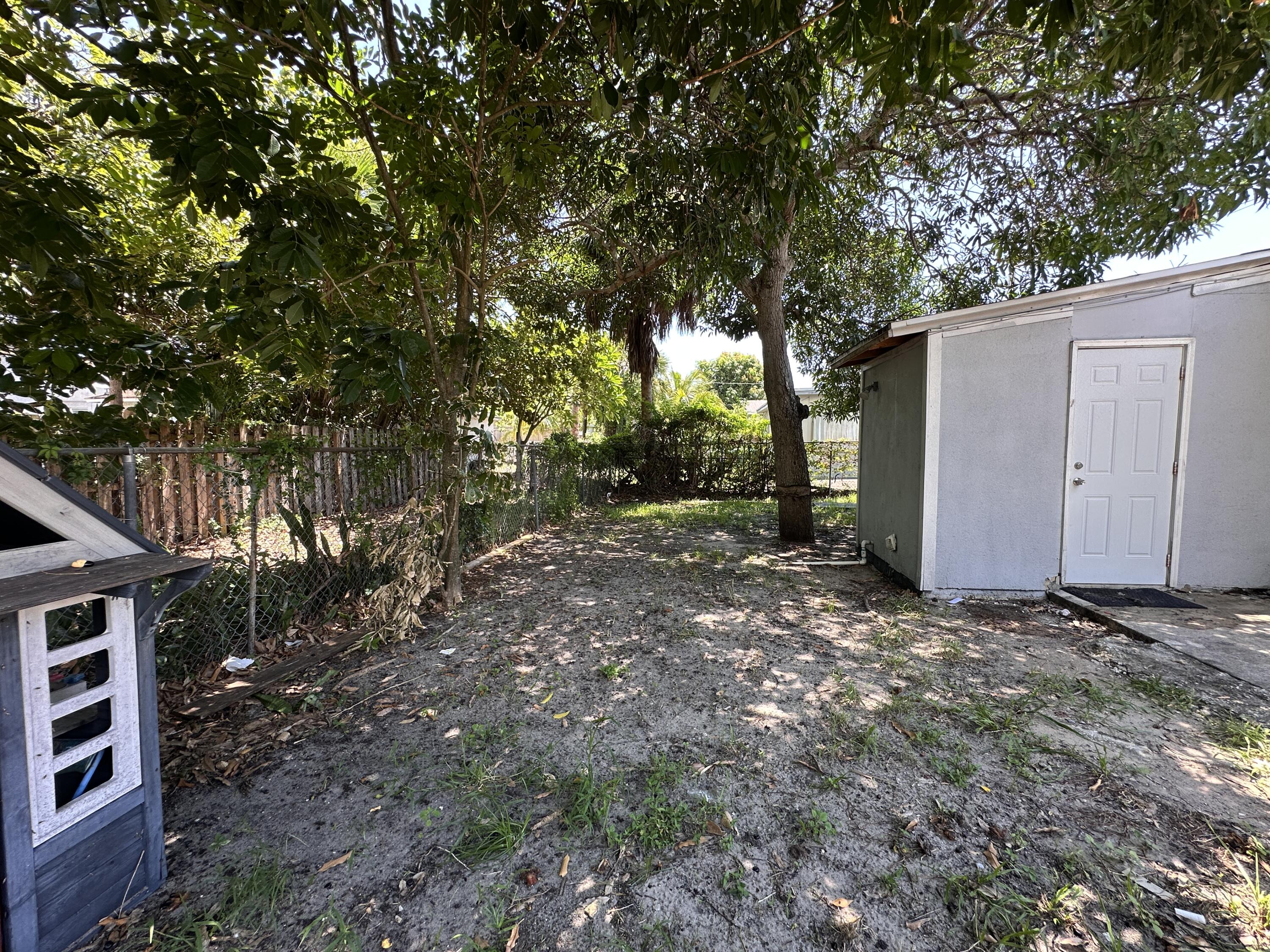 840 West 1st Street Riviera Beach, FL 33404 - Photo 20 of 22 a backyard of a house with lots of green space