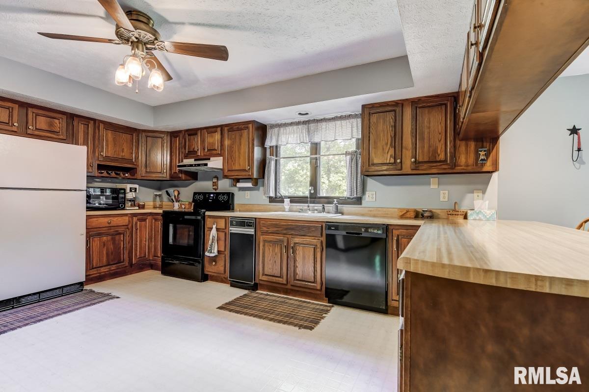 3266 Hilltop Road Springfield, IL 62712 - Photo 3 of 43