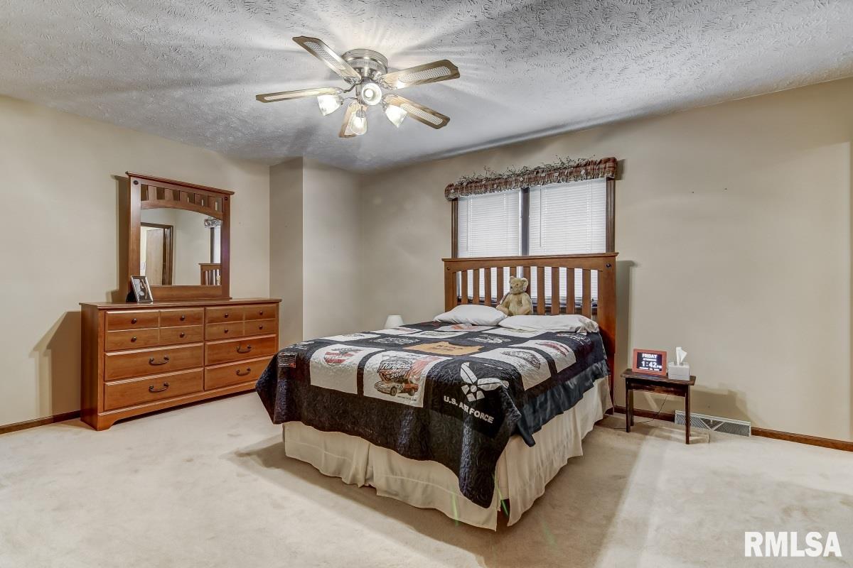 3266 Hilltop Road Springfield, IL 62712 - Photo 4 of 43