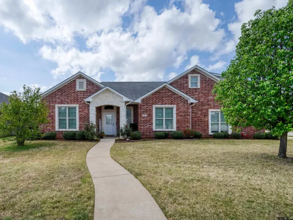 $365,000 | 408 Laura Lane, Chandler, TX 75758