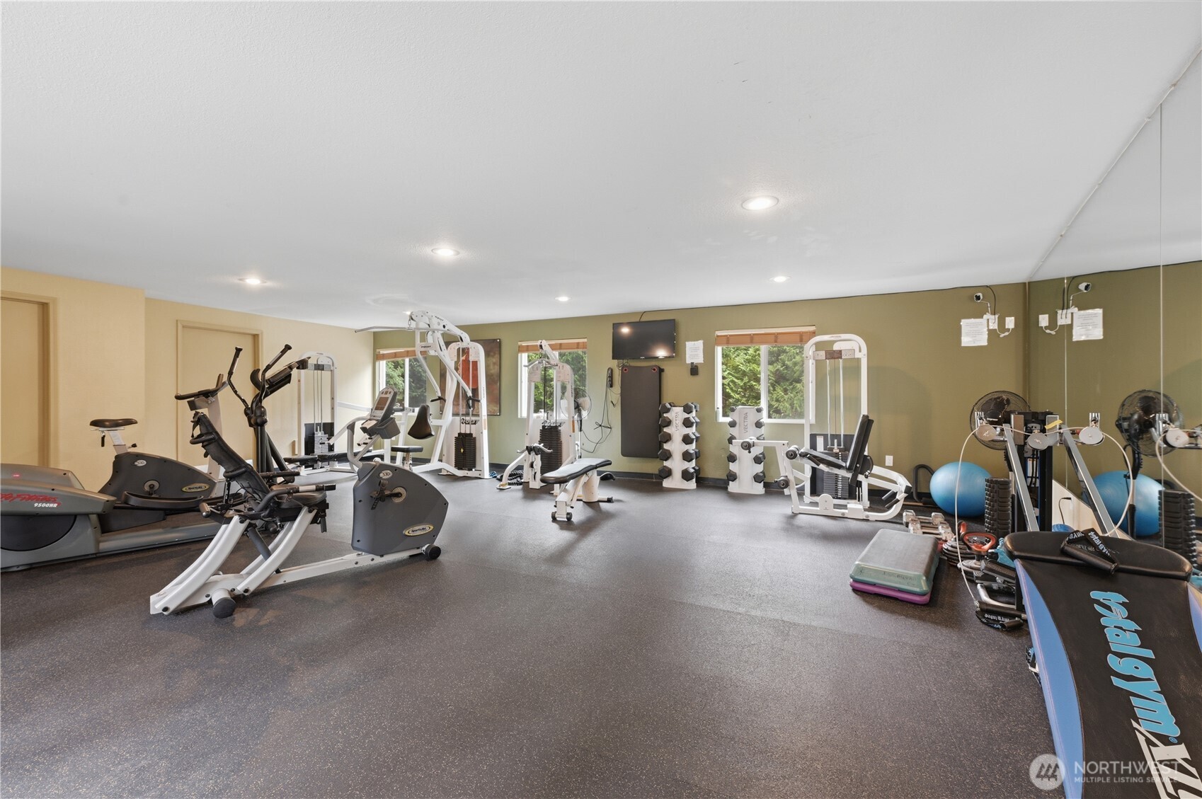 700 Front Street South, Unit E206 Issaquah, WA 98027 - Photo 22 of 32 a view of a room with gym equipment