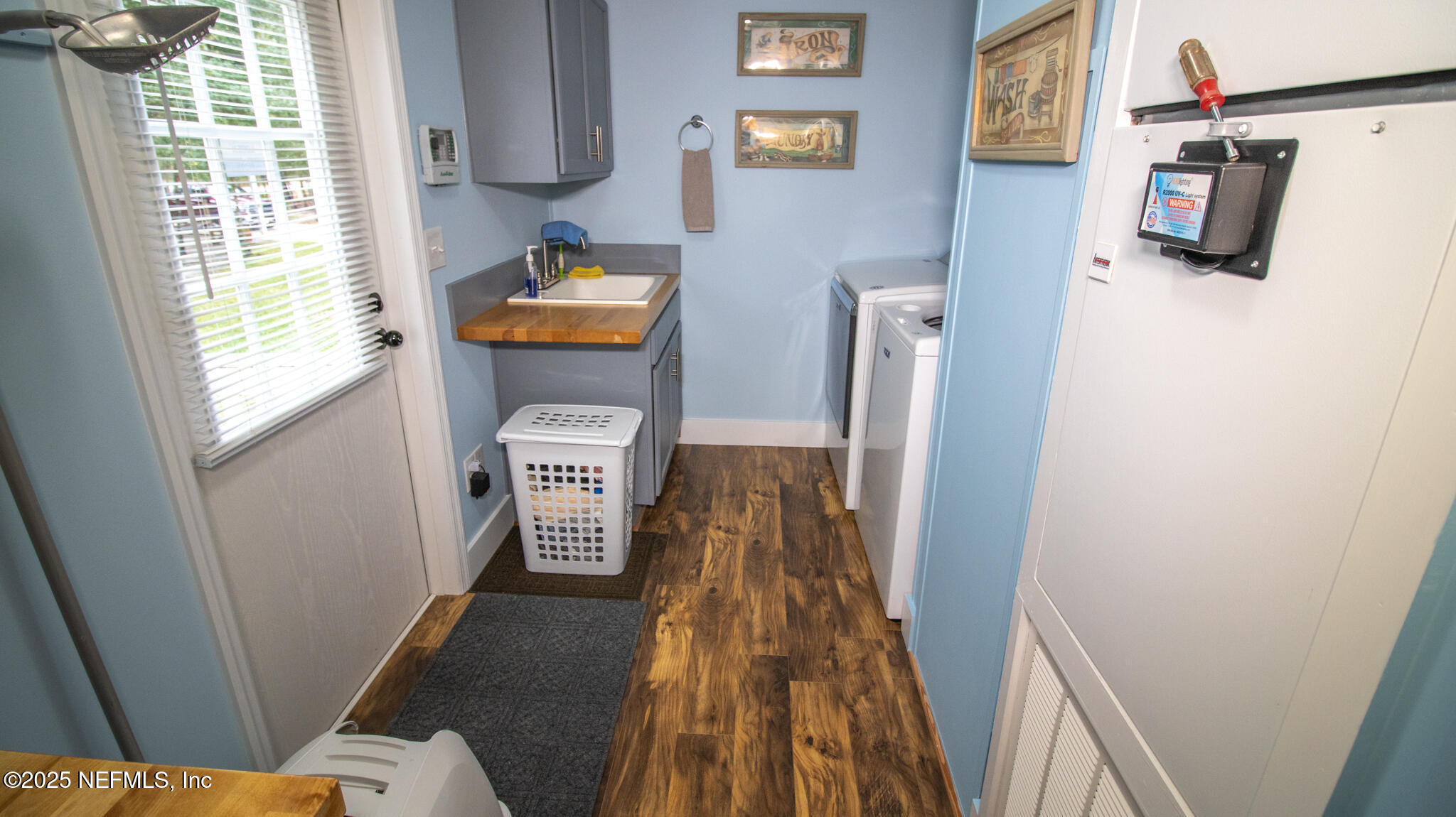 7110 Immokalee Road Keystone Heights, FL 32656 - Photo 25 of 36 a view of hallway with furniture and a window