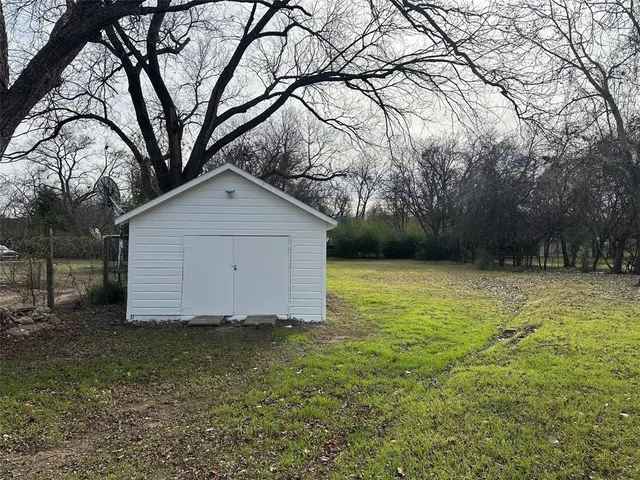 a view of house with backyard