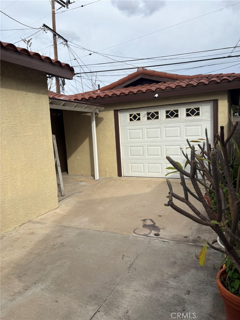 1362 South Downey Road Los Angeles, CA 90023 - Photo 25 of 30 Entry to garage