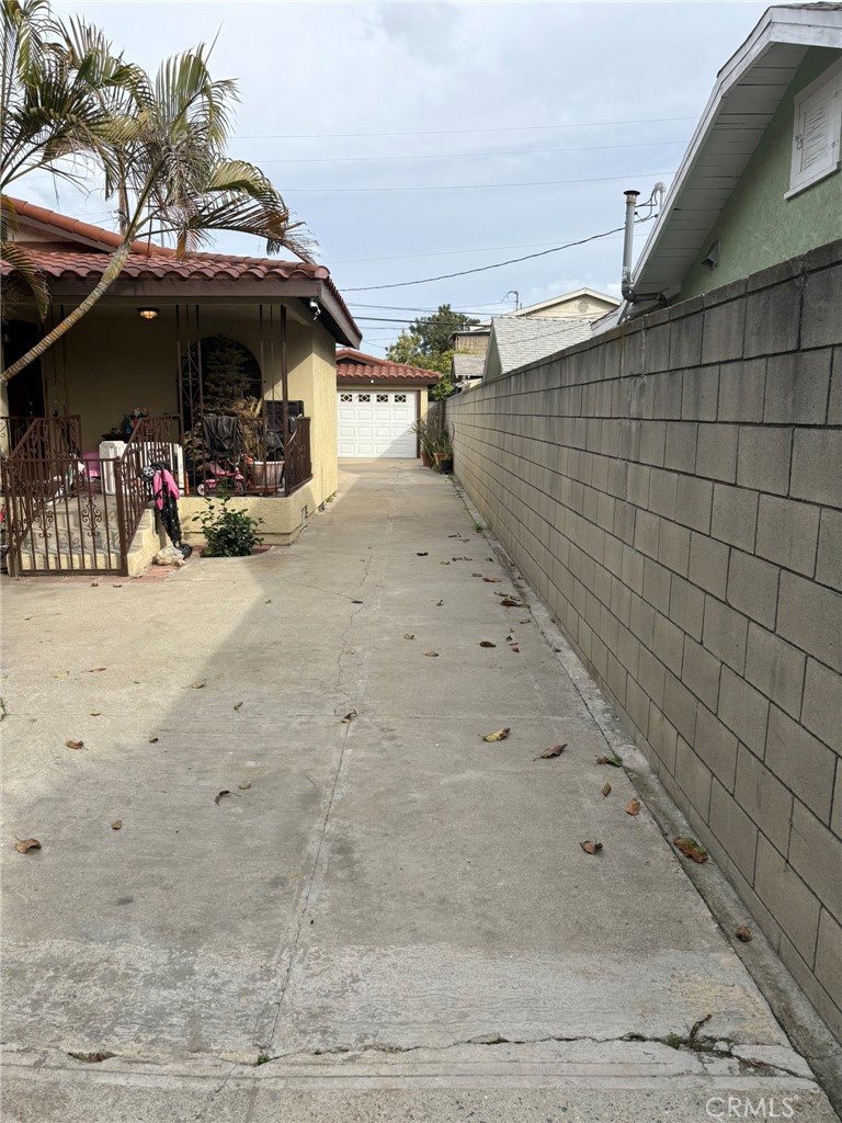 1362 South Downey Road Los Angeles, CA 90023 - Photo 3 of 30 Driveway