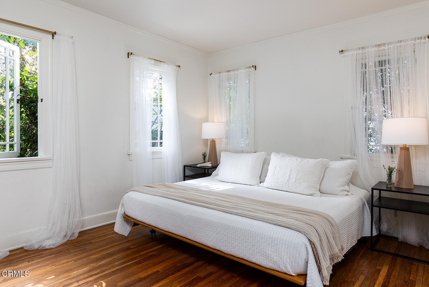 546 Douglas Street Pasadena, CA 91104 - Photo 23 of 36 a bedroom with a bed and a lamp