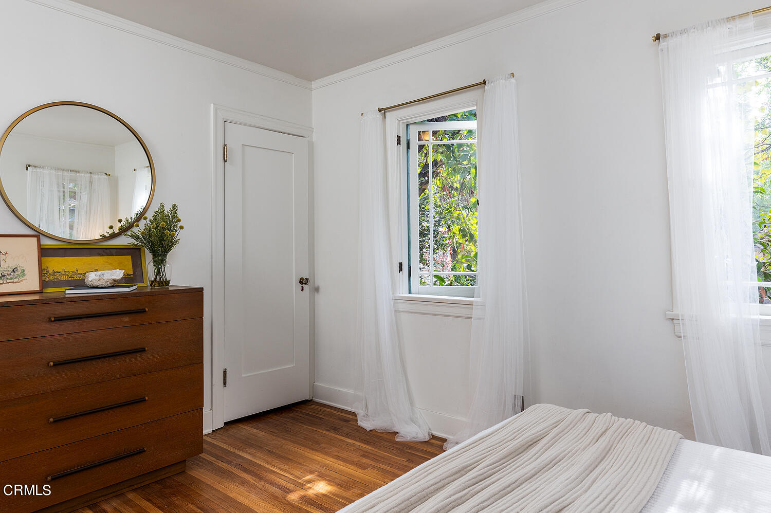 546 Douglas Street Pasadena, CA 91104 - Photo 24 of 36 a bedroom with a bed and a window