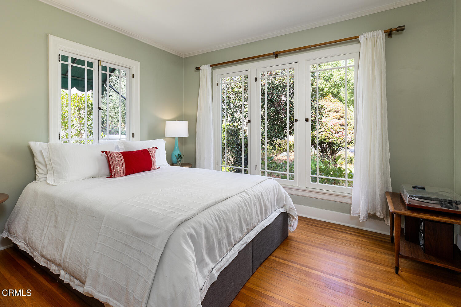 546 Douglas Street Pasadena, CA 91104 - Photo 25 of 36 a bedroom with a large bed and a window