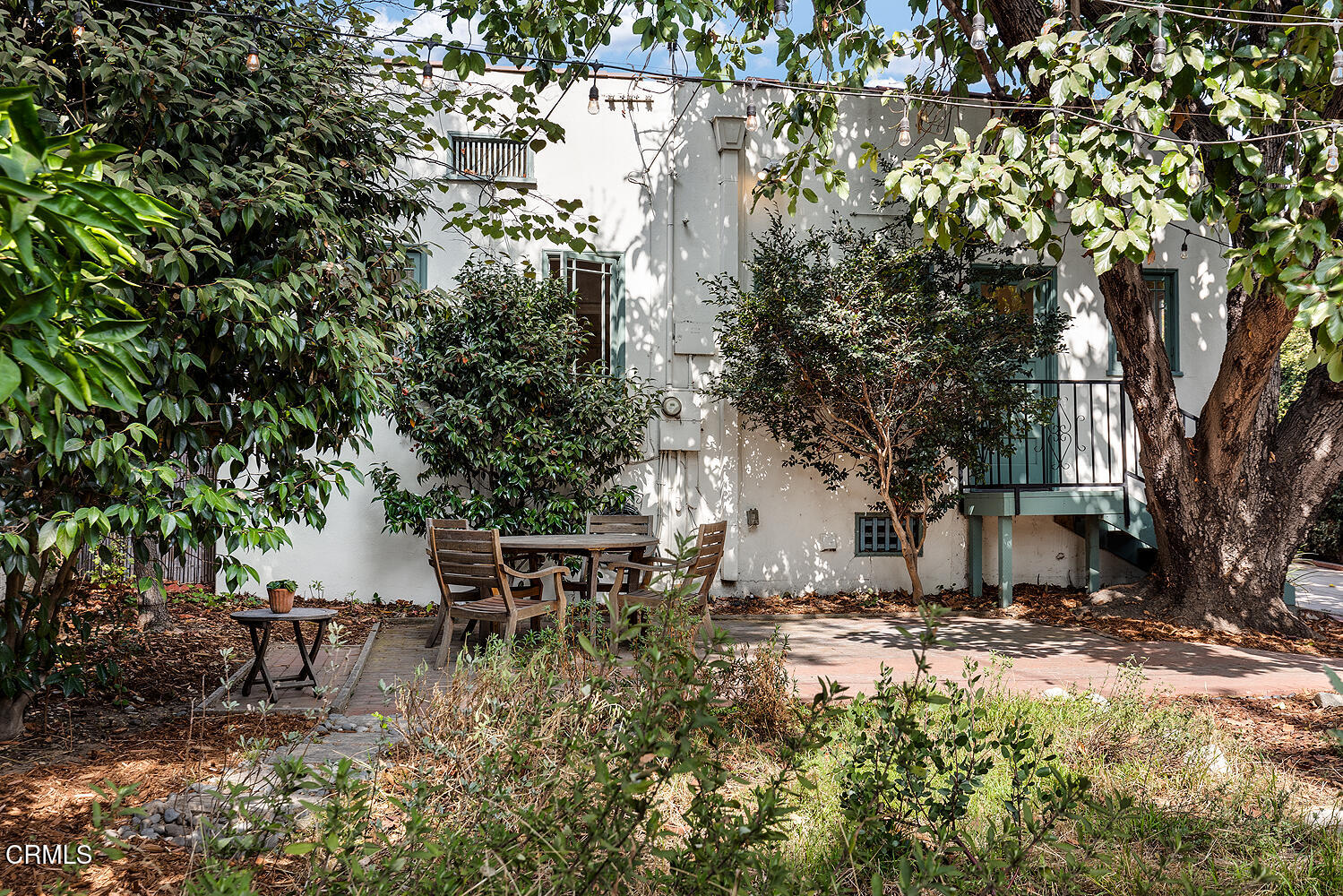 546 Douglas Street Pasadena, CA 91104 - Photo 28 of 36 a backyard of a house with table and chairs