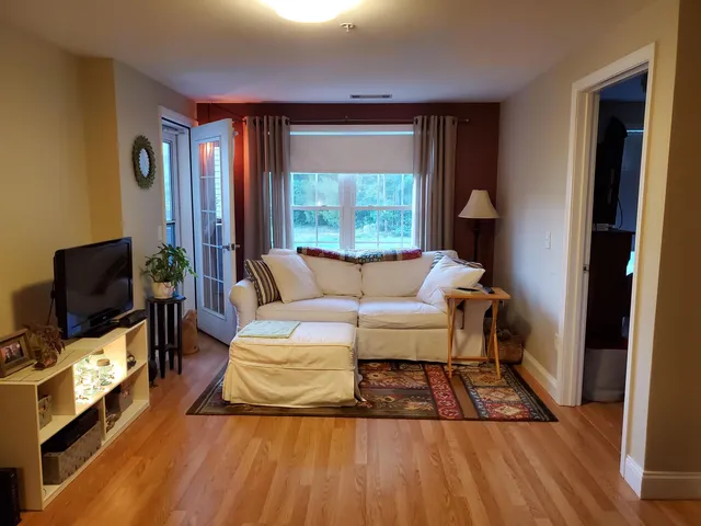 $2,150 | 4 Crestview Circle, Unit 101, Londonderry, NH 03053