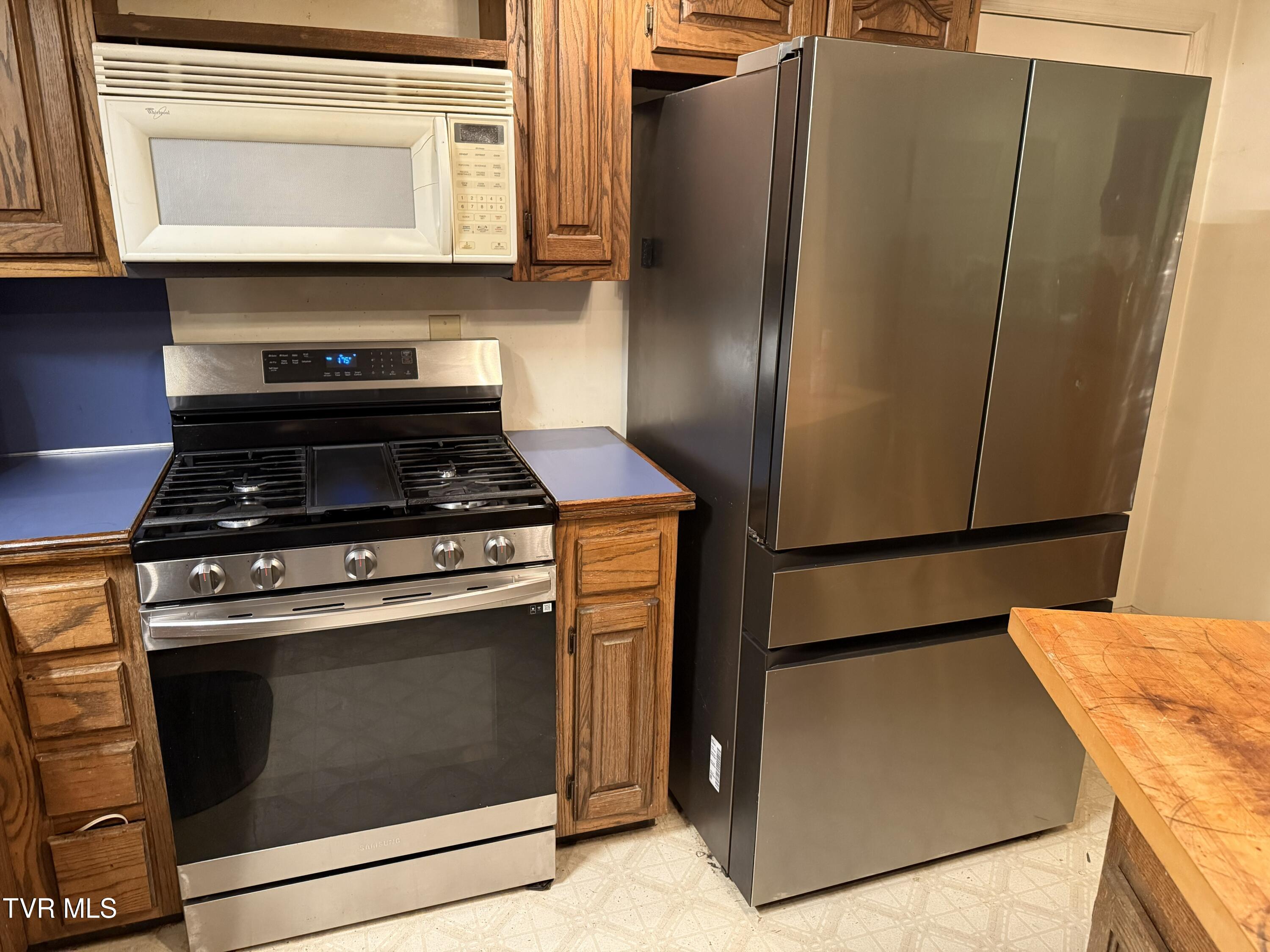 704 River Road Church Hill, TN 37642 - Photo 12 of 58 New Gas Range