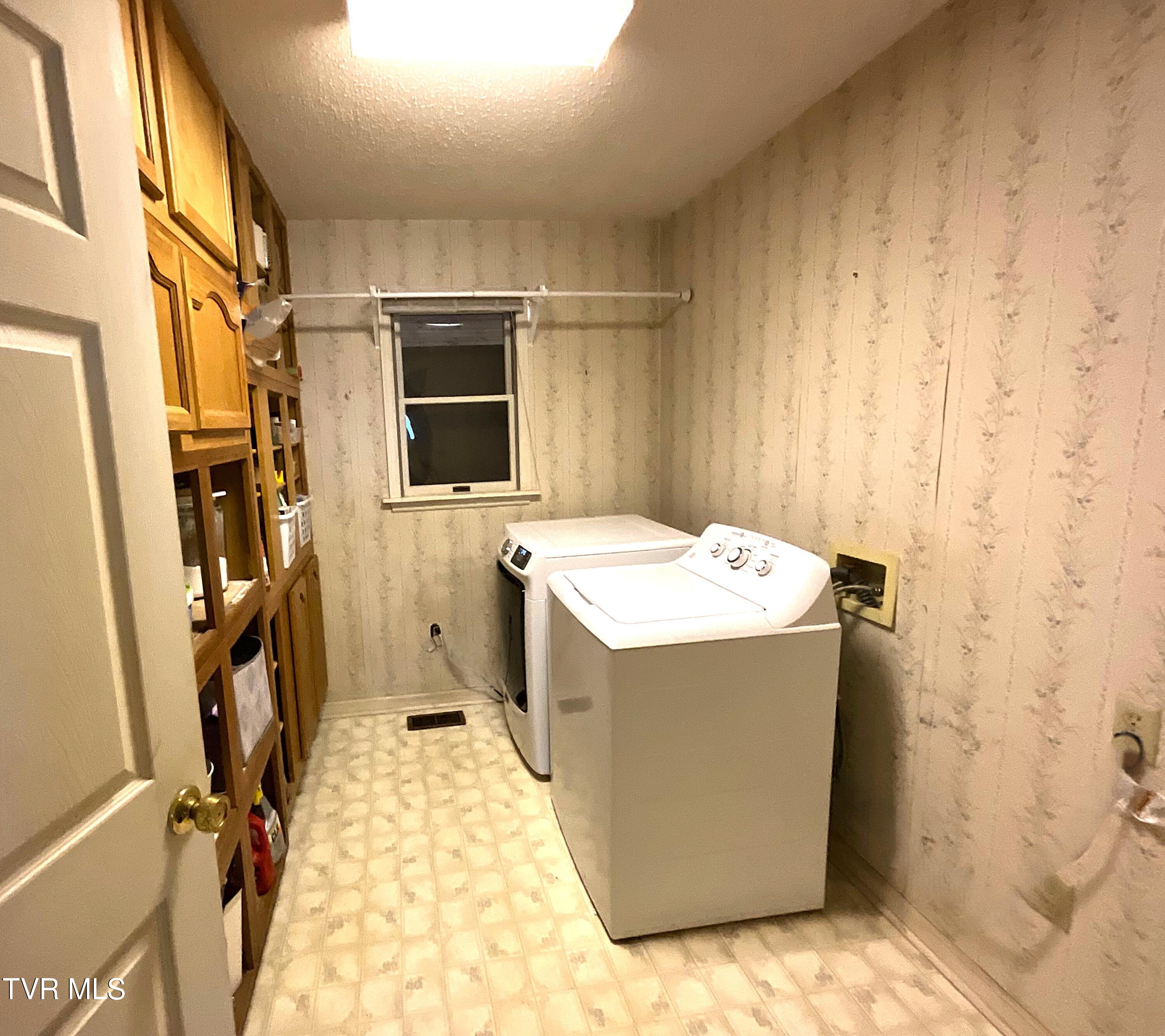 704 River Road Church Hill, TN 37642 - Photo 18 of 58 Large Laundry Room