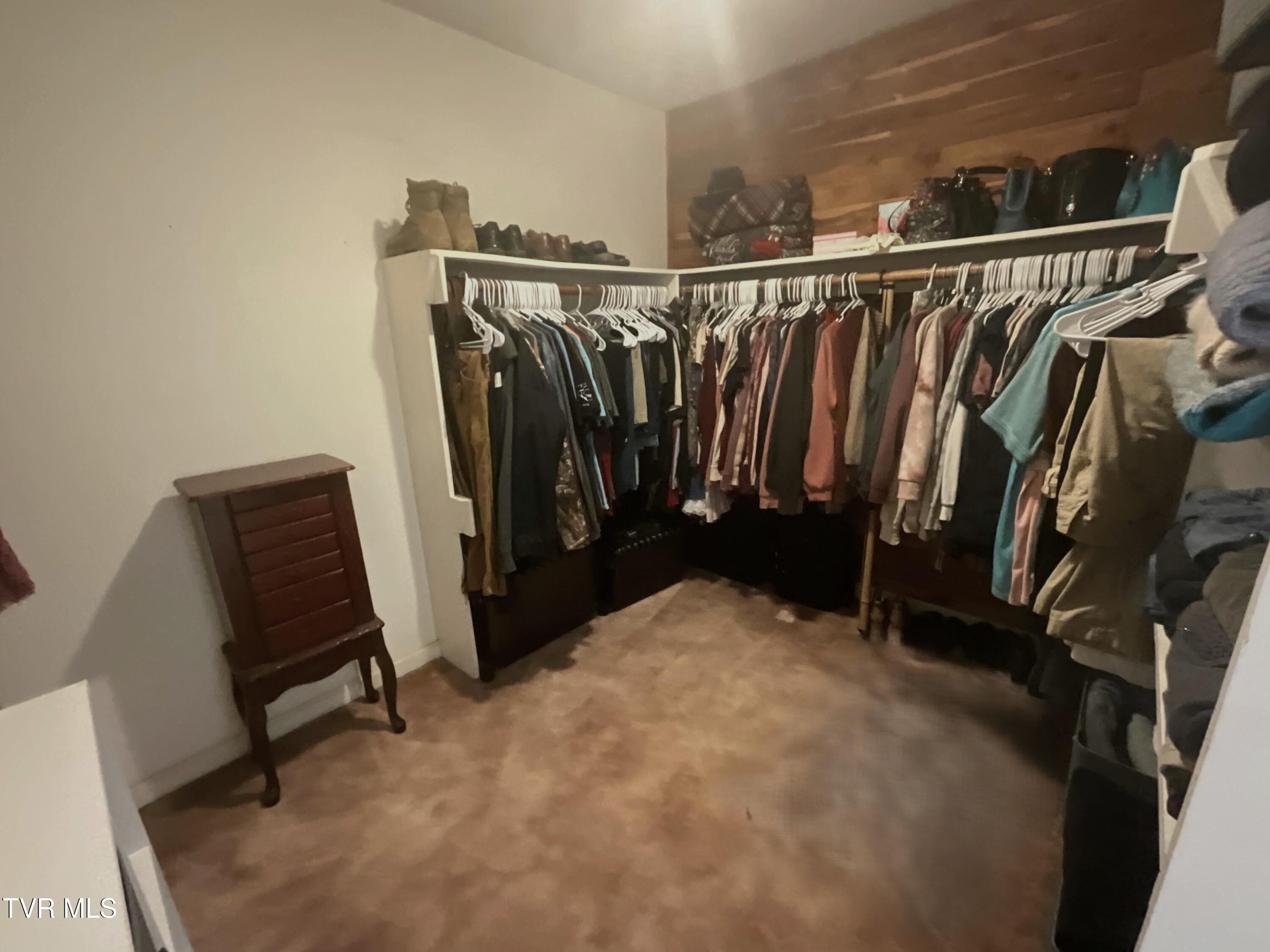 704 River Road Church Hill, TN 37642 - Photo 28 of 58 Primary closet