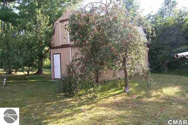 2706 East Beaverton Road Clare, MI 48617 - Photo 5 of 14 1769156-4.JPG