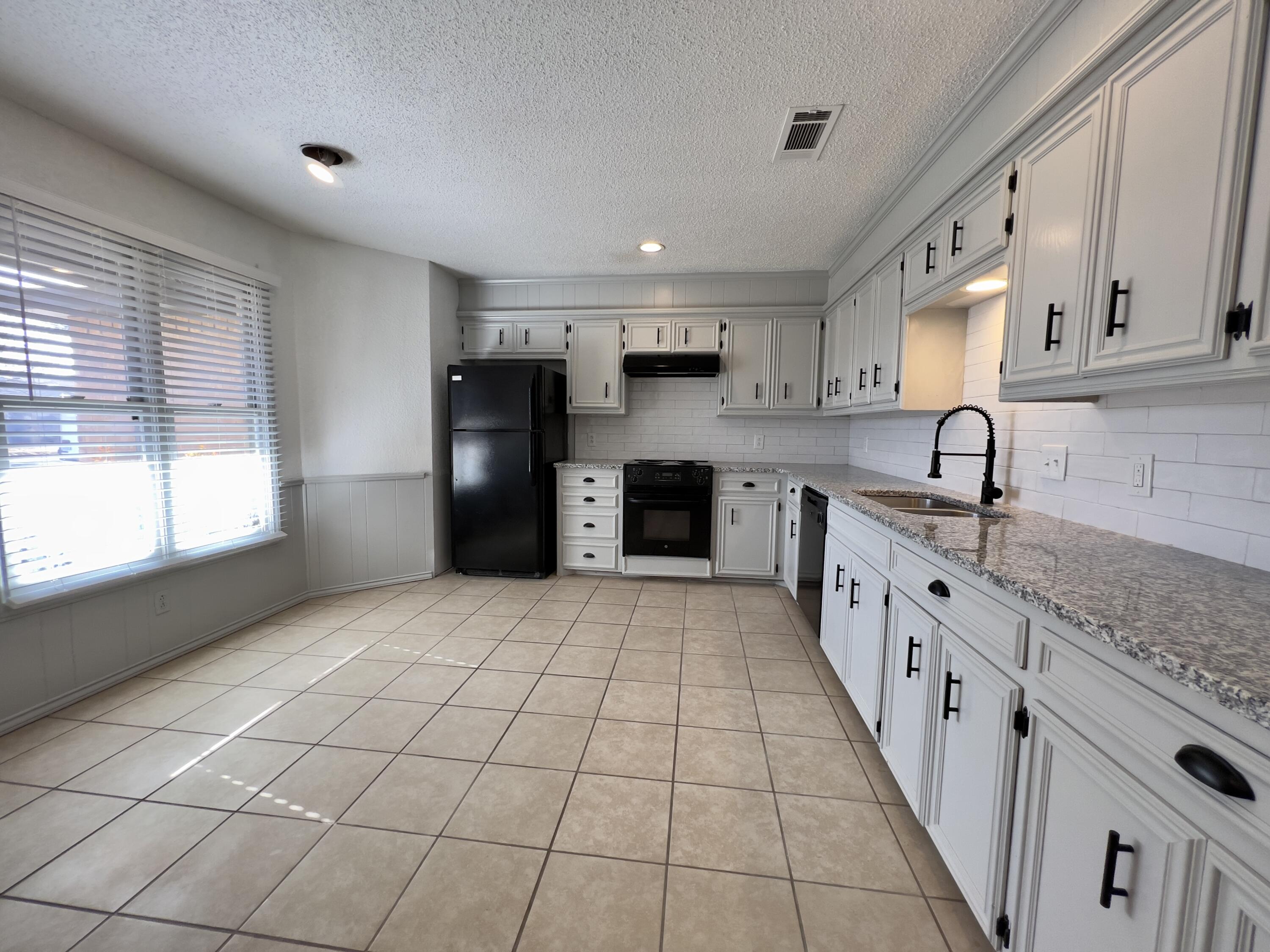 5702 91st Street Lubbock, TX 79424 - Photo 2 of 14 3F5406B1-3001-41C6-8679-CEB034182C27