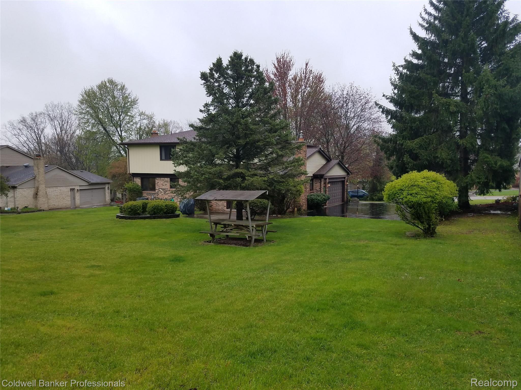 1862 Ludgate Lane Rochester, MI 48309 - Photo 52 of 54 1862_Ludgate_Expansive backyard