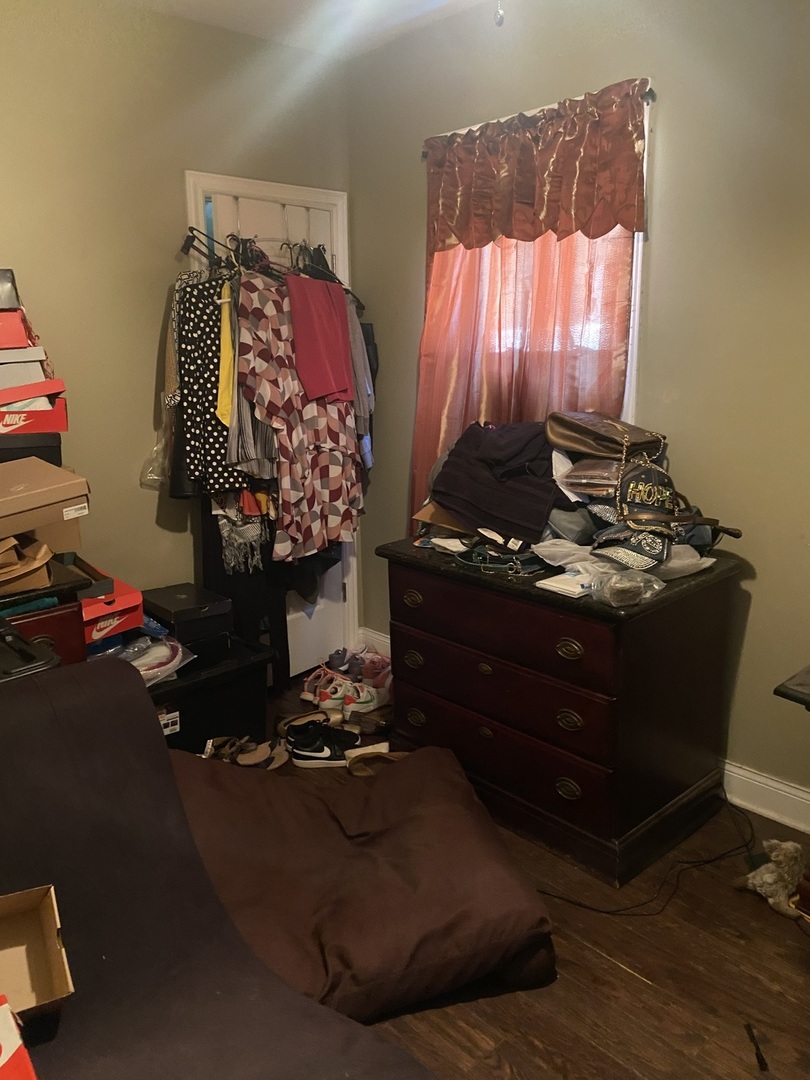 8611 South Aberdeen Street Chicago, IL 60620 - Photo 6 of 12 a room with furniture and window