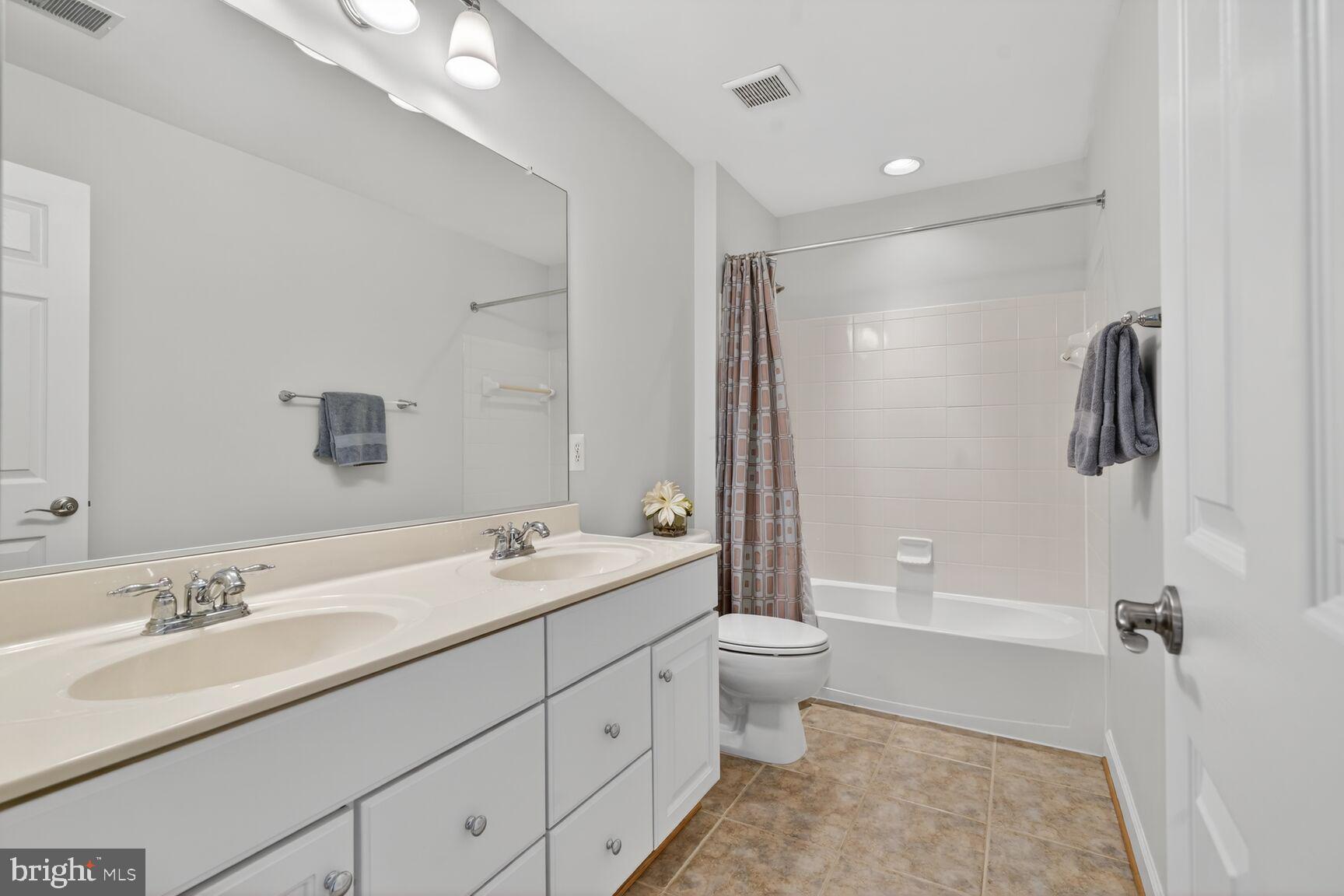 2804 Persimmon Place, Unit D3 Cambridge, MD 21613 - Photo 17 of 29 Full hall bathroom upstairs