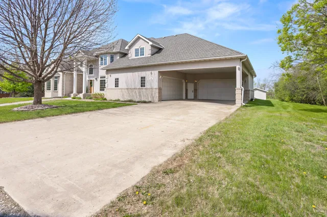 $739,000 | 1407 15th Street North, Wahpeton, ND 58075