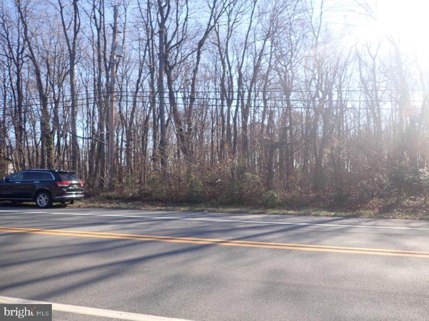 0 River Road New Castle, DE 19720 - Photo 4 of 5 a view of car parked on the side of a road
