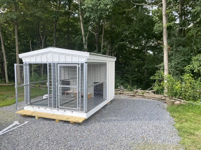a view of a house with backyard and garden