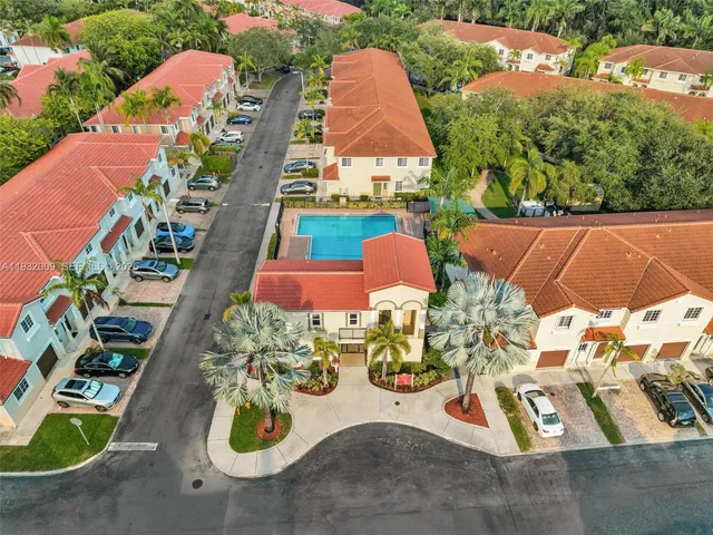 $350,000 | 21205 Northwest 14th Place, Unit 819, Miami Gardens, FL 33169