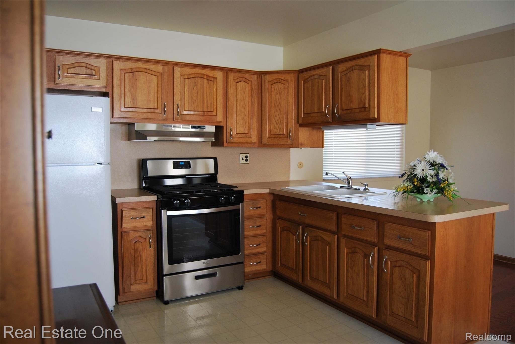 14306 Martin Road Warren, MI 48088 - Photo 9 of 20 Kitchen opens to Family Room