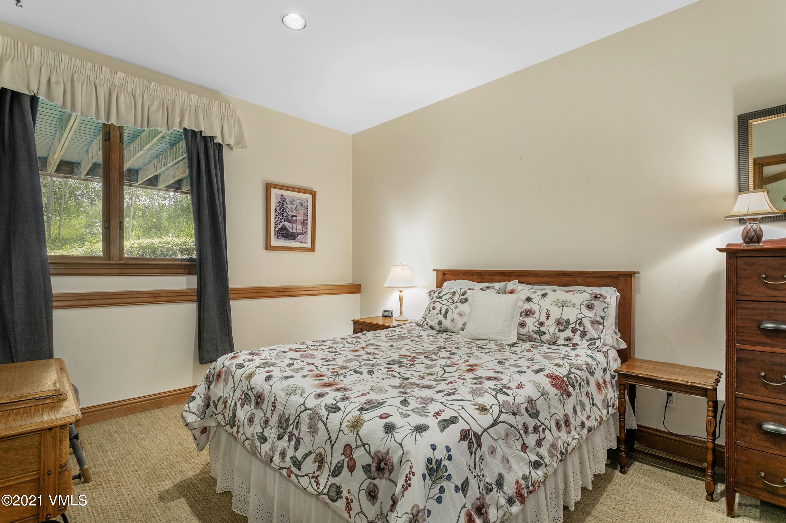 755 Eagle Crest Road Edwards, CO 81632 - Photo 32 of 56 a bedroom with a large bed and a window