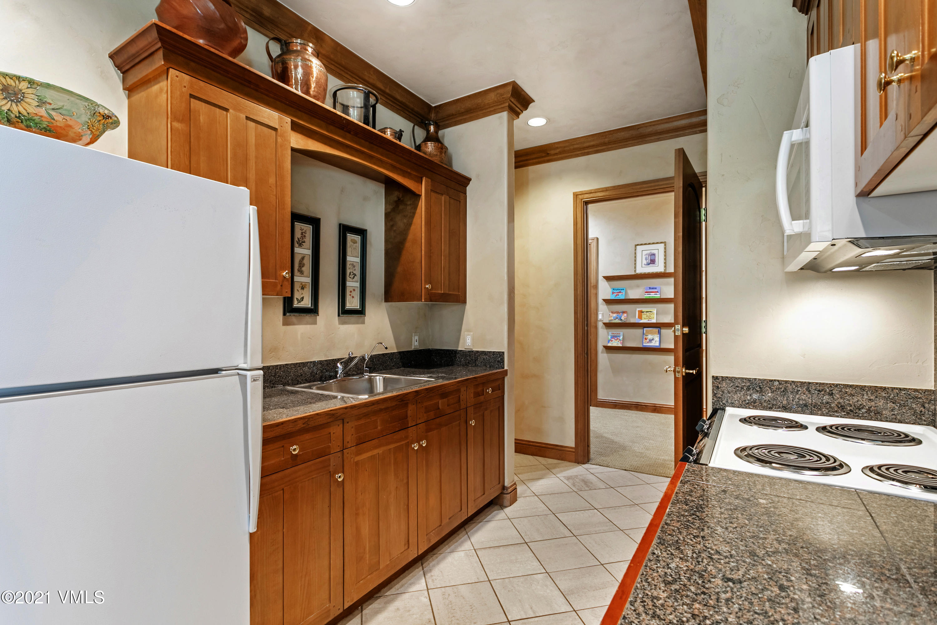 755 Eagle Crest Road Edwards, CO 81632 - Photo 36 of 56 a kitchen with granite countertop a refrigerator and a stove