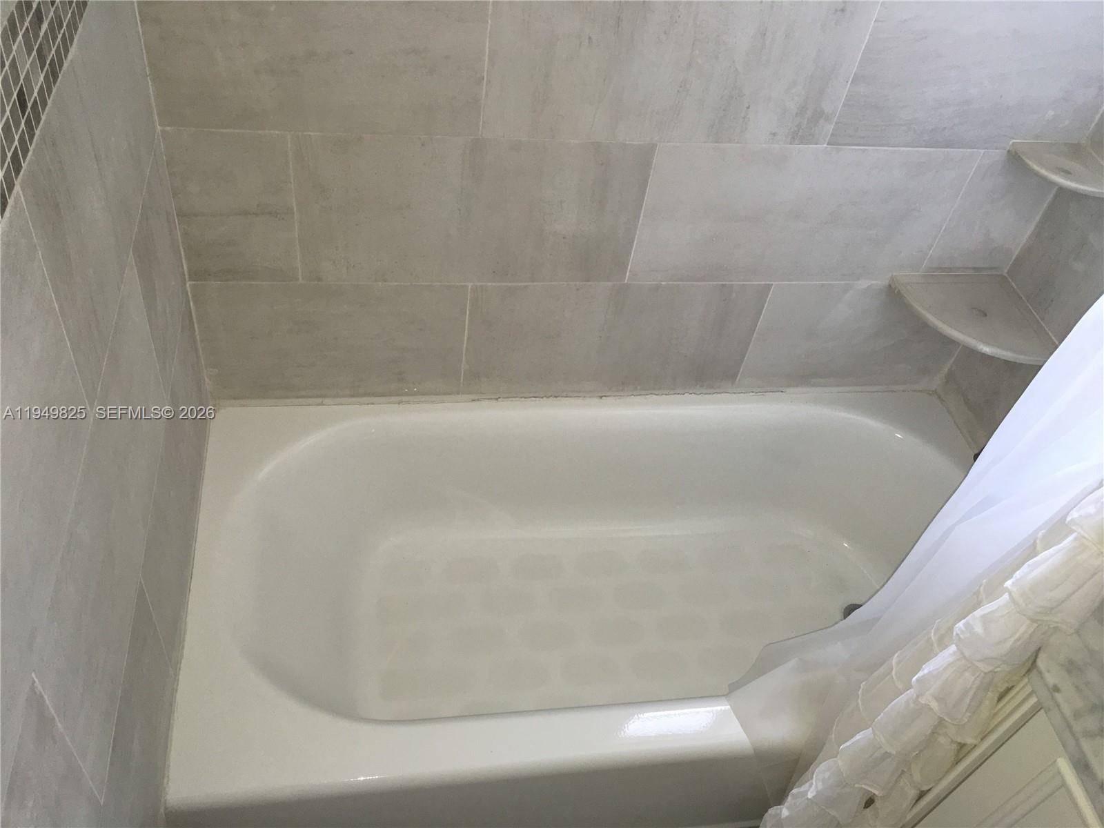 661 Southwest 11th Street, Unit 22W Miami, FL 33129 - Photo 14 of 22 a close view of bathtub in bathroom