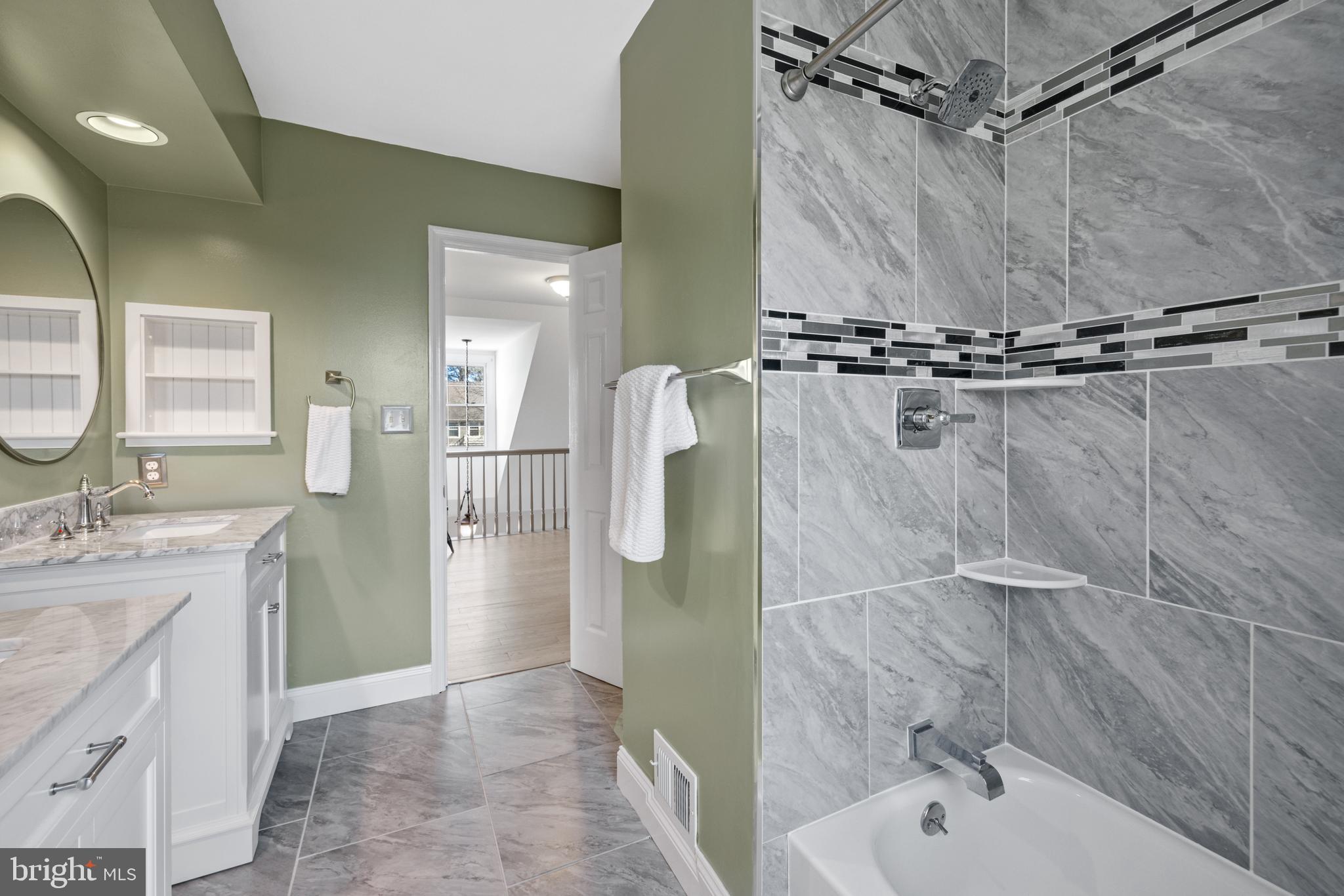 8255 Colling Ridge Court Alexandria, VA 22308 - Photo 29 of 49 Tub shower
