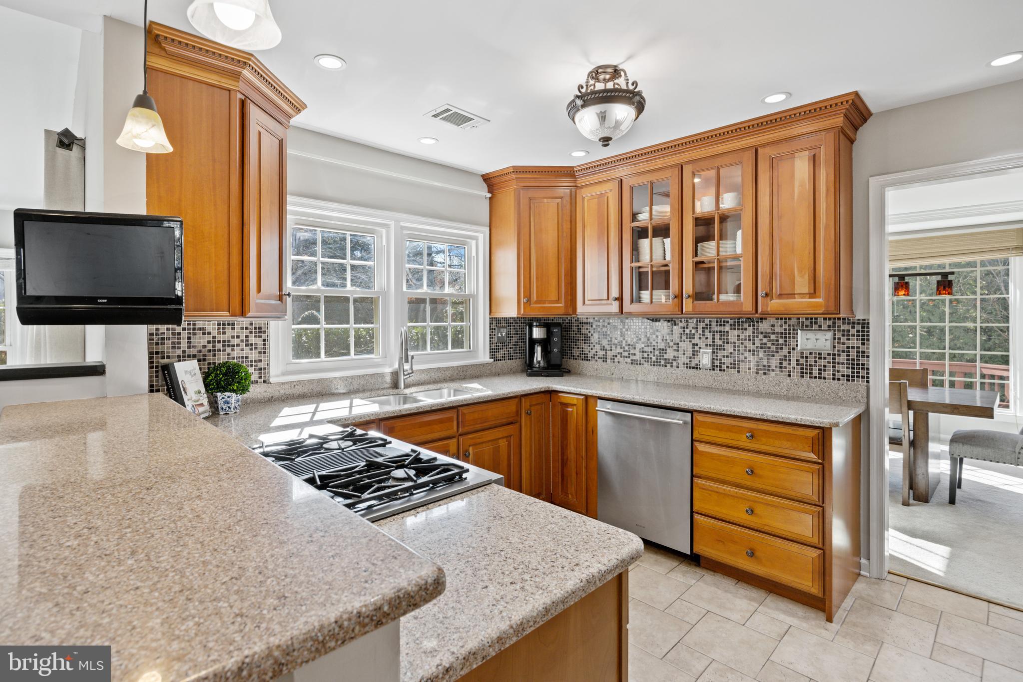 8255 Colling Ridge Court Alexandria, VA 22308 - Photo 9 of 49 Stainless Steel Appliances