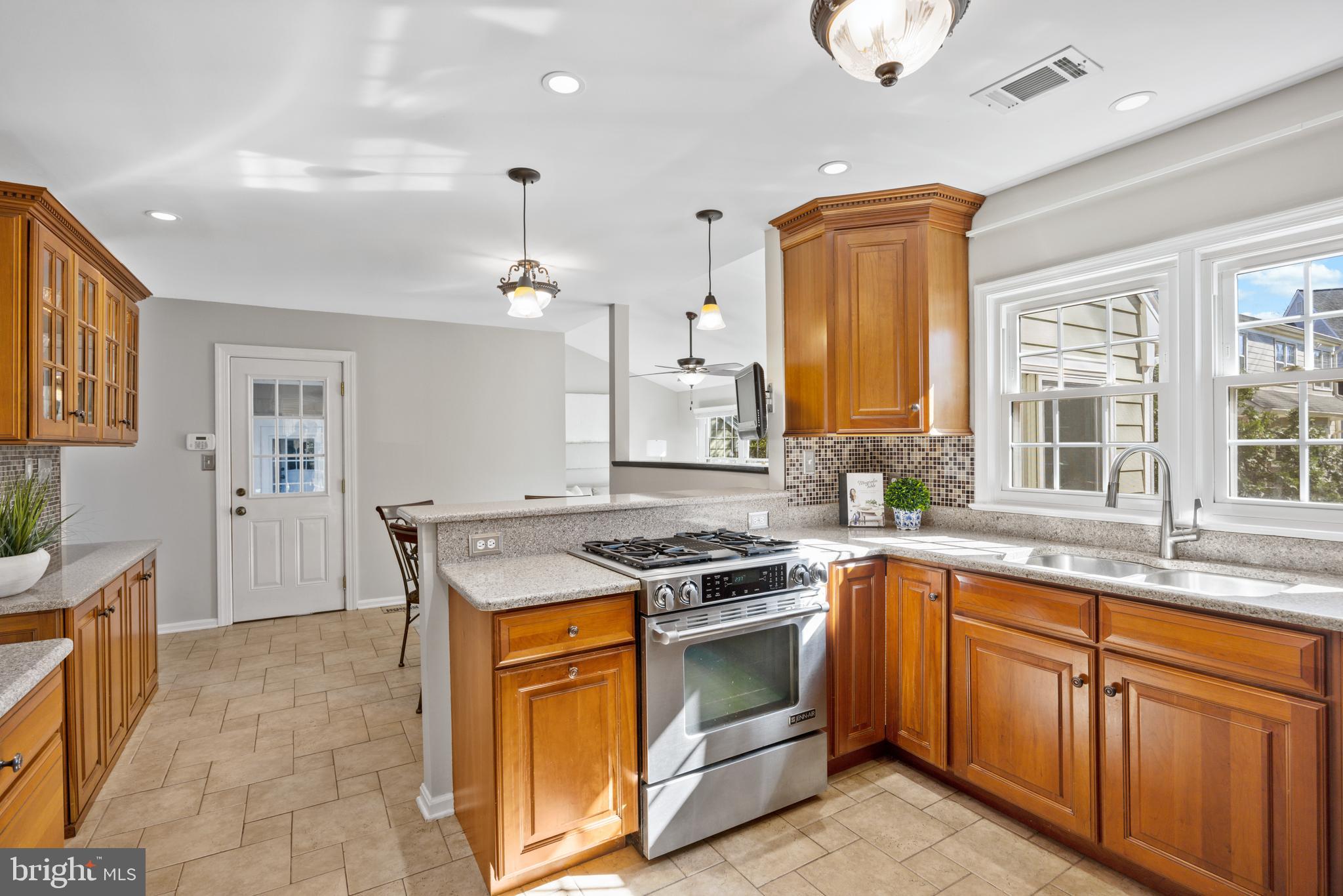 8255 Colling Ridge Court Alexandria, VA 22308 - Photo 10 of 49 Gallery Image 10