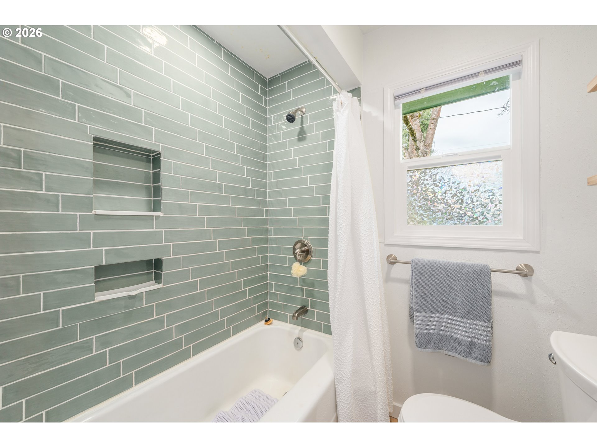 1280 Bailey Avenue Eugene, OR 97402 - Photo 25 of 42 a bathroom with a bathtub and a shower