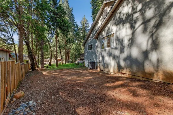 a view of a house with backyard
