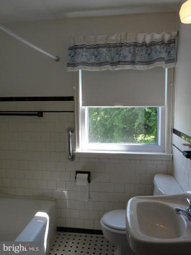 1800 Winford Road Baltimore, MD 21239 - Photo 16 of 27 Bath #1