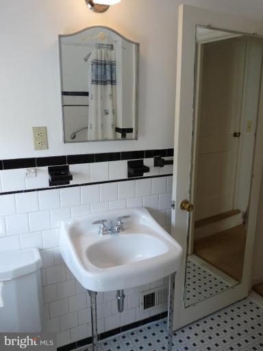 1800 Winford Road Baltimore, MD 21239 - Photo 17 of 27 Bath #2