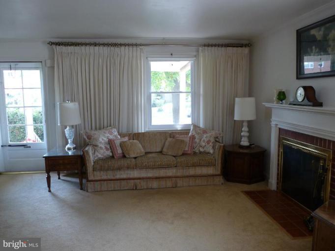 1800 Winford Road Baltimore, MD 21239 - Photo 4 of 27 Living Room